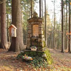 Pomník severně od Písařova