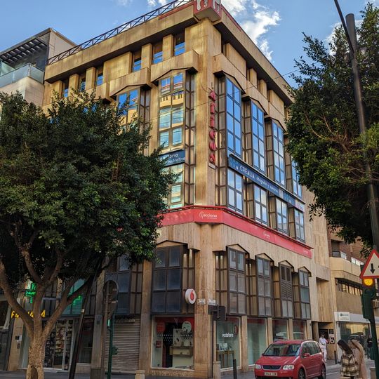 Edificio de oficinas y locales comerciales