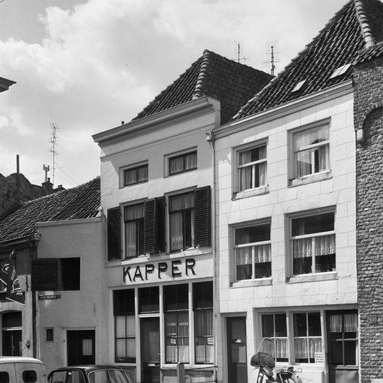 Pand met hoog schilddak en gepleisterde voorgevel