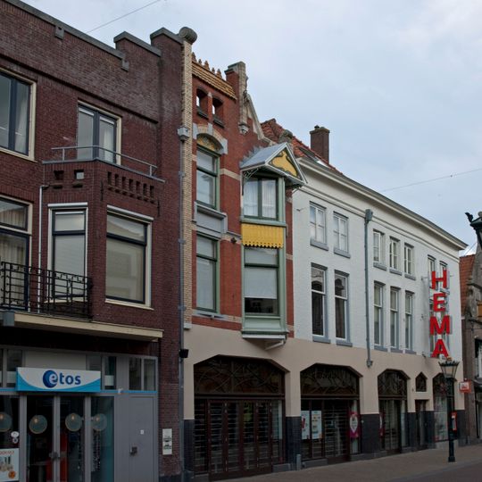 Pand met geverfde lijstgevel