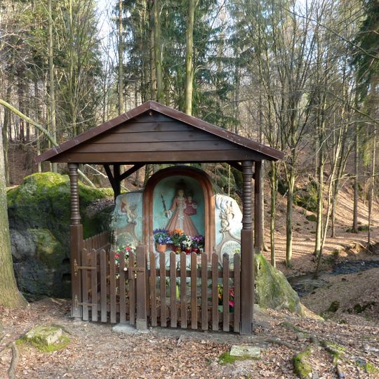 Kaplička Panny Marie u lesní cesty severně od Lipnice
