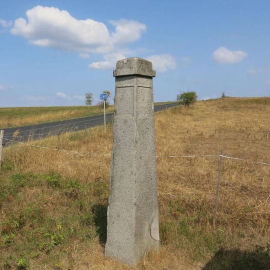 Milník u rozcestí západně od Mukařova