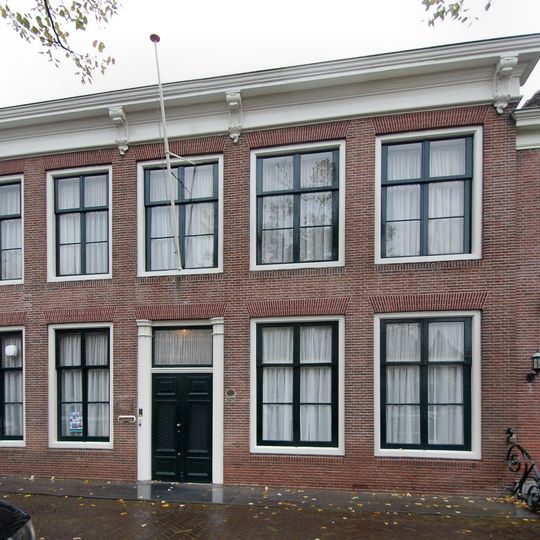 Pand onder schilddak