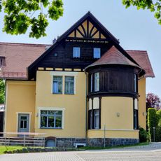 Villa Hünlich; Fabrikantenvilla mit gemauertem Torbogen am Nebengebäude Schulstraße 45