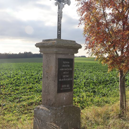 Kříž u silnice západně od Hlubokého