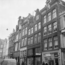 Pand met ingezwenkte halsgevel