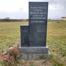 Pomník jihovýchodně od Životic u silnice I/20