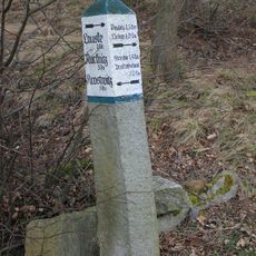 Wegestein gegenüber Betsäule am Ortseingang