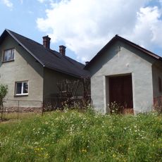 Kaplička v Dlouhomilově nad poštou