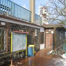 Chata na vrchu Lovoš