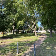 Alter Friedhof zwischen Dresdner Straße, Schützenstraße und Brückenstraße, später städtische Grünanlage, sowie zwei Gedenksteine mit Inschrift, eingefügt in die Parkmauer Dresdner Straße