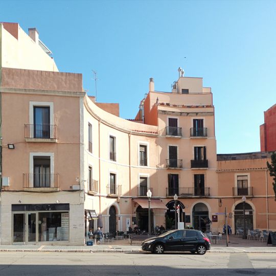 Conjunt d'habitatges a la plaça Prim, 1-3