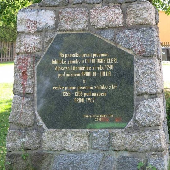 Pomník první zmínky o obci na návsi v Arnolticích