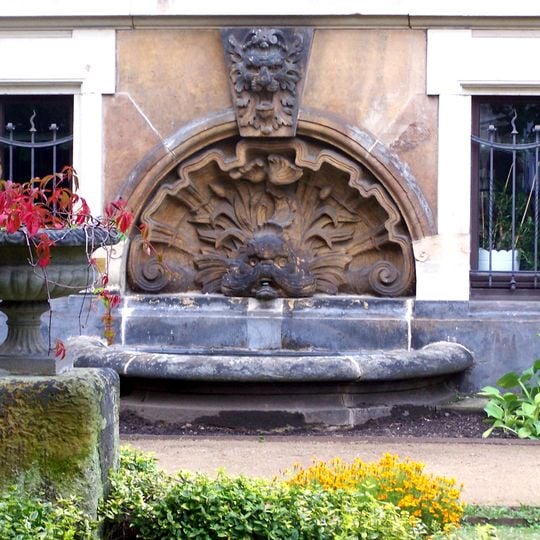 Wandbrunnen an der Villa Weigang