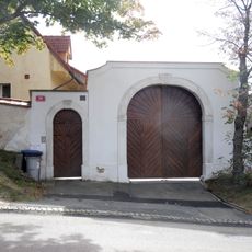 Zeď a brány usedlosti Božkov čp. 37