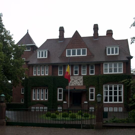 Vrijstaande villa in een historiserende bouwstijl