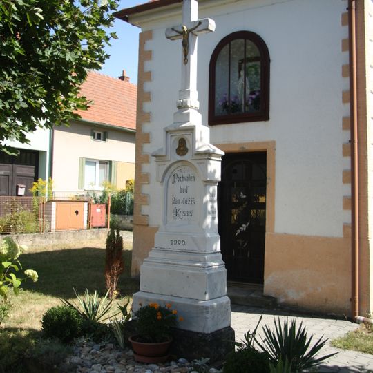 Kříž u kaple sv. Anny v Ráječku