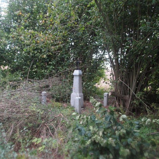 Kříž východně od Pačejova u pole v křoví