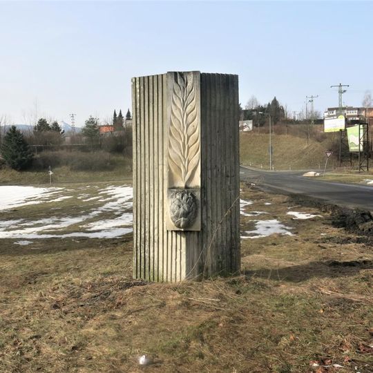 Betonová plastika Ječmen a chmel v Pivovarské ulici ve Vratislavicích nad Nisou