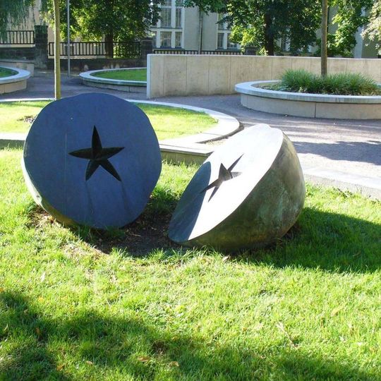 Plastika Jablko před hotelem Poprad v Ústí nad Orlicí