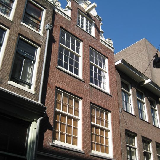 Huis, vanwege de zandstenen onderdelen van de gevelhals