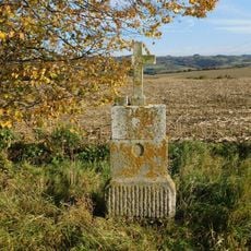 Kříž u cesty severozápadně od Sněti