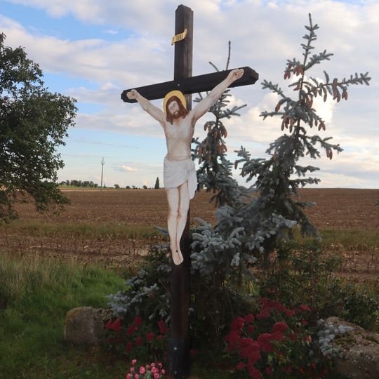 Kříž u silnice západně od Chroustova