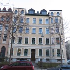 Mietshaus in ehemals geschlossener Bebauung mit Vorgarten Weststraße 61