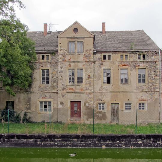 Einzeldenkmale der Sachgesamtheit Rittergut Casabra: Gutsverwalterhaus , Wirtschaftsgebäude und Gesindehaus  Hauptstraße 21; 23; 25; 27
