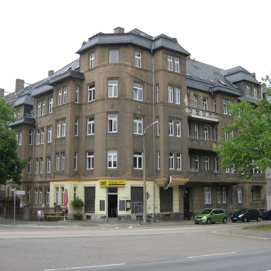 Mietshaus in geschlossener Bebauung in Ecklage, mit Vorgarten und Einfriedung zur Rosenbergstraße Reichenhainer Straße 52