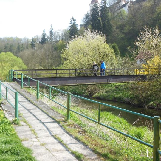 Lávka přes Rakovnický potok v Křivoklátě proti čp. 95