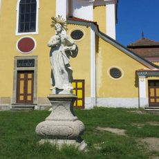 Socha svatého Augustina vpravo na terase kostela Nanebevzetí v Chlumu u Třeboně