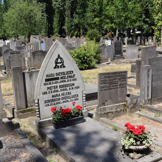Grave monument for Maria Oversluizen-Neelemaat and several family members