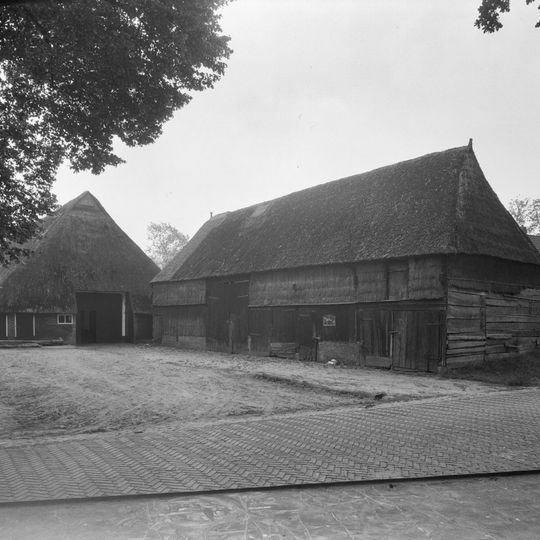 Boerderij met achterbaander, underschoer en grote vrijstaande bijschuur