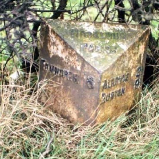 Milepost, near New Buildings Farm