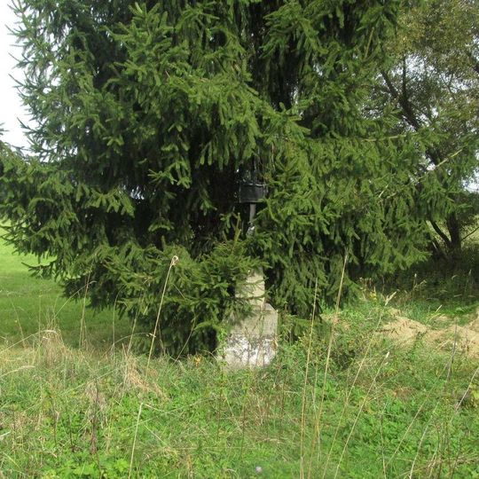Kříž severně od Čakova u stromů