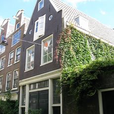 Koetshuis met bovenwoning