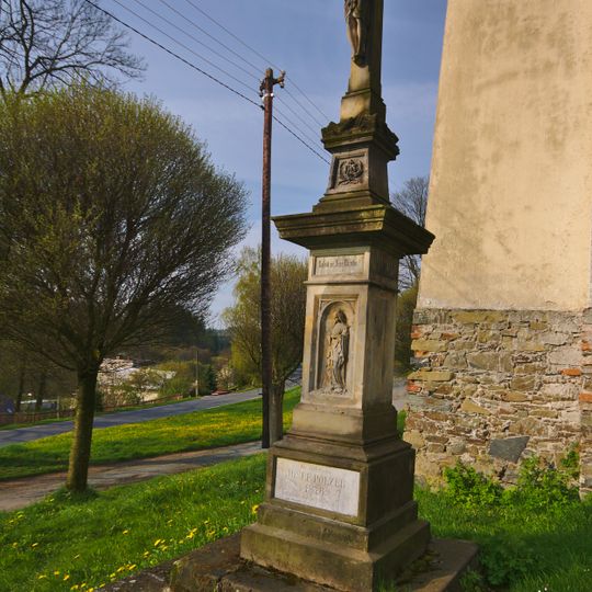 Kříž v Domašově nad Bystřicí před kostelem svaté Anny