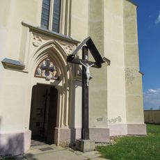 Kříž v Cholině za kostelem