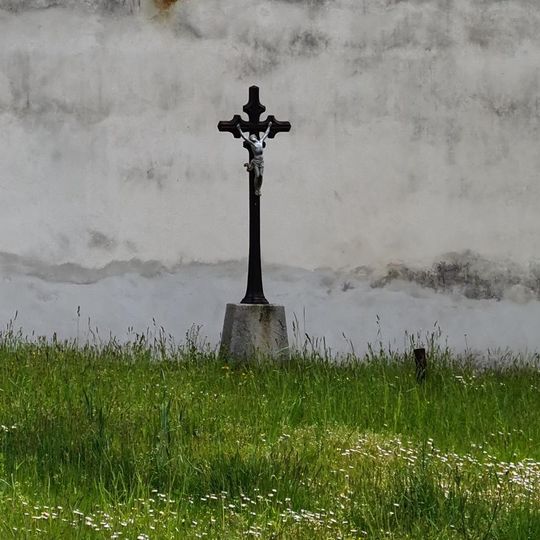 Kříž u kostela svatého Bartoloměje ve Vráži