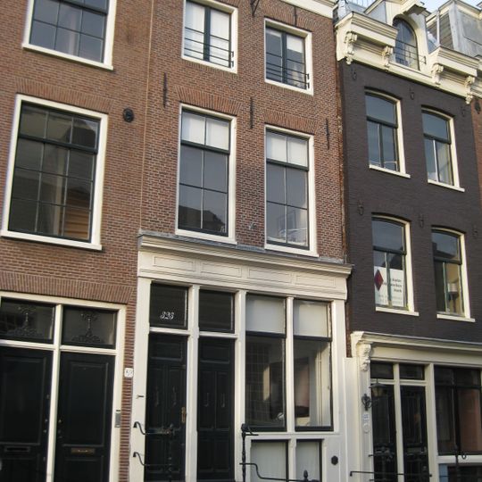 Pand met gevel onder rechte lijst