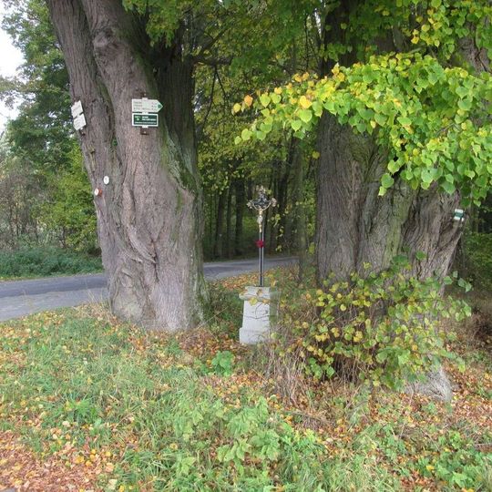 Kříž východně od Drahenického Málkova