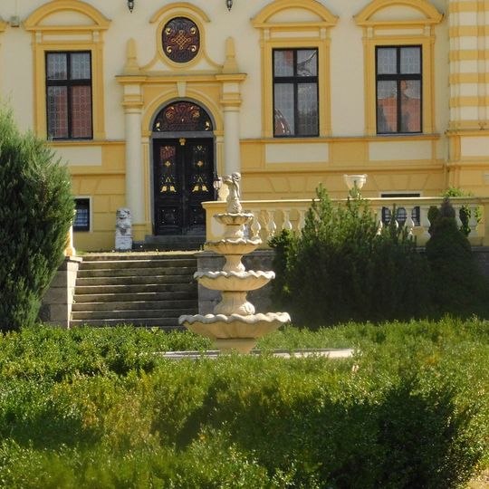 Kašna v zahradě zámečku v Uhříněvsi