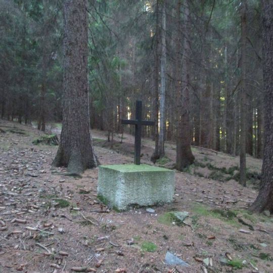 Kříž na křížové cestě u Načeradce III