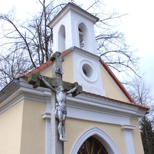 Kříž v Horních Chrášťanech u kaple