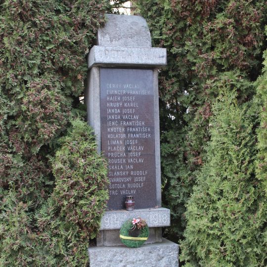 Pomník padlým v první světové válce u křižovatky ve středu Velkých Všelis