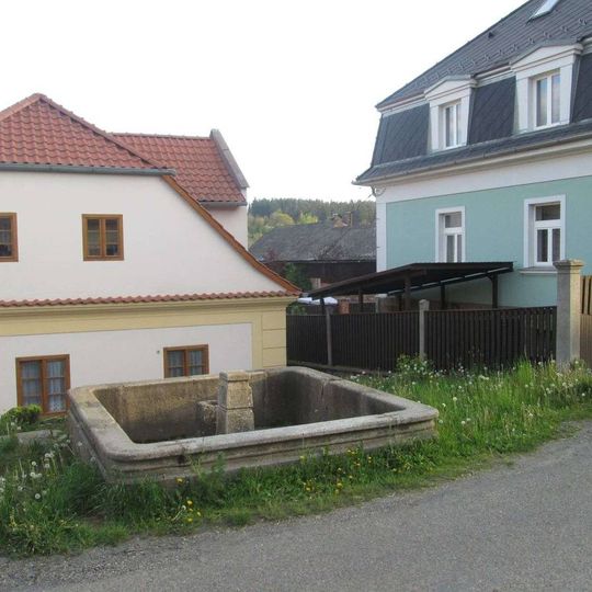 Kašna u čp. 30 v západní části Manětína