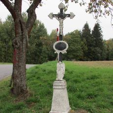 Kříž u silnice mezi Rynárcem a Houserovkou u odbočky na Rovnou
