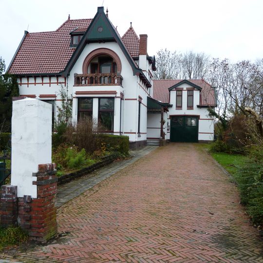 Dokterswoning met aangebouwd koetshuis en hek