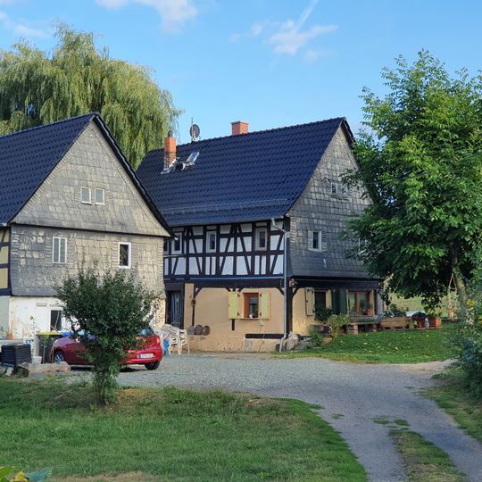 Wohnhaus und Seitengebäude eines Zweiseithofes Hauptstraße 105